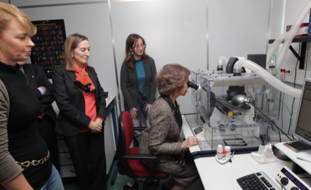 Su Majestad la Reina en un momento de su visita al Servicio de Microscopía Óptica